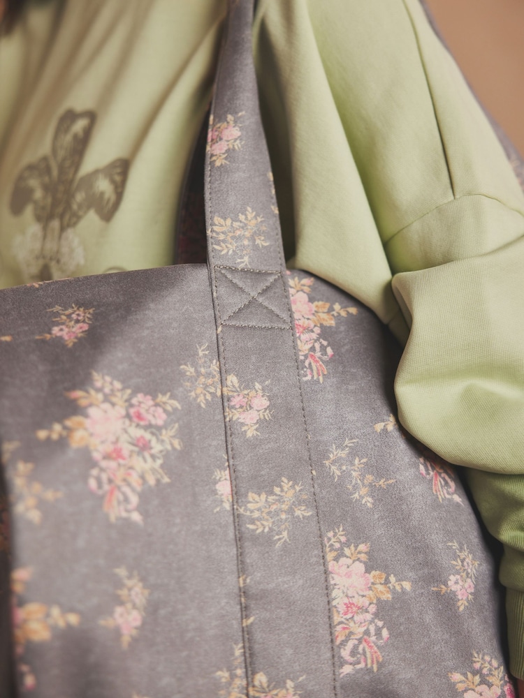 Bolso gris de fin de semana con estampado floral Shabby Chic by Rachel Ashwell® - Imagen 4 de 4 Bolso gris de fin de semana con estampado floral Shabby Chic by Rachel Ashwell® - Imagen 4 de 4