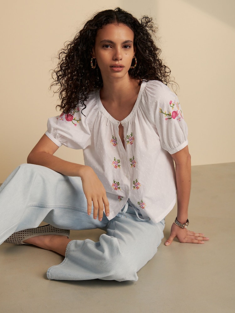 White Floral Embroidered - Top mit kurzen Puffärmeln - Bild 2 von 7 White Floral Embroidered - Top mit kurzen Puffärmeln - Bild 2 von 7