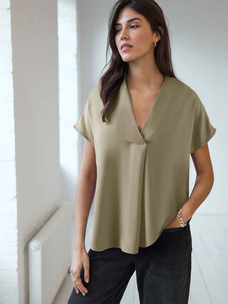 Khakigrün - Relaxed Fit Short Sleeve Overhead V-Neck Blouse - Bild 1 von 6 Khakigrün - Relaxed Fit Short Sleeve Overhead V-Neck Blouse - Bild 1 von 6