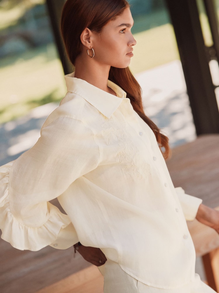 Neutro - Ramie Ruffle Detail Embroidered Shirt - Imagen 2 de 8 Neutro - Ramie Ruffle Detail Embroidered Shirt - Imagen 2 de 8