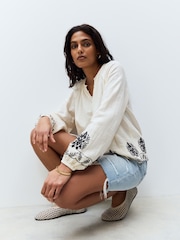 Кремовый/черный - Long Sleeve Embroidered Scallop Hem Blouse - Image 3 of 6