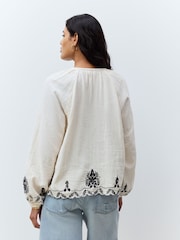 Кремовый/черный - Long Sleeve Embroidered Scallop Hem Blouse - Image 4 of 6