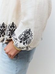 Кремовый/черный - Long Sleeve Embroidered Scallop Hem Blouse - Image 5 of 6