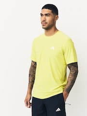 Gelb - adidas Train Essentials Training T-Shirt mit Stretch - Bild 1 von 5