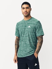 Grün - adidas Train Essentials Training T-Shirt mit Stretch - Bild 1 von 6