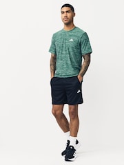 Grün - adidas Train Essentials Training T-Shirt mit Stretch - Bild 3 von 6
