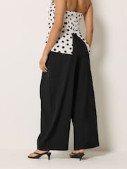 Schwarz - PixieGirl Petite Wickelhose mit weitem Bein und Falten - Bild 3 von 6