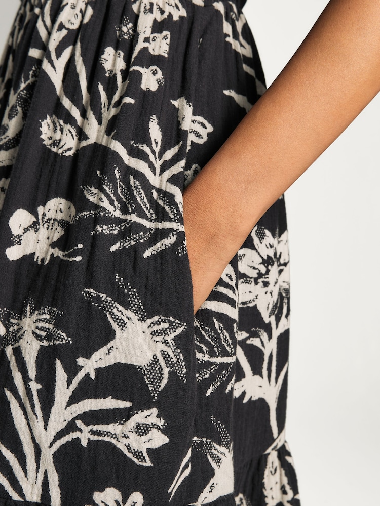 Shepherds Porte-monnaie Fleuri Imprimé - Laura Ashley Robe 100% coton à manches volantées avec bordures en dentelle - Image 6 of 9