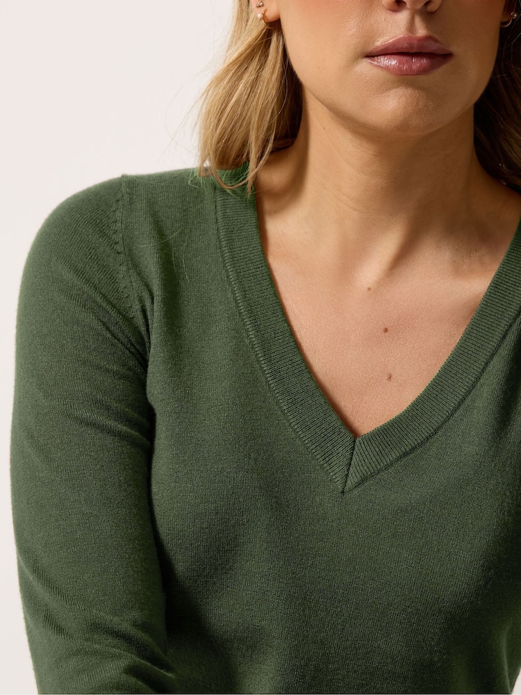 Long Tall Sally Green Knitted V-Neck Jumper - Image 2 of 5 Long Tall Sally Green Knitted V-Neck Jumper - Image 2 of 5
