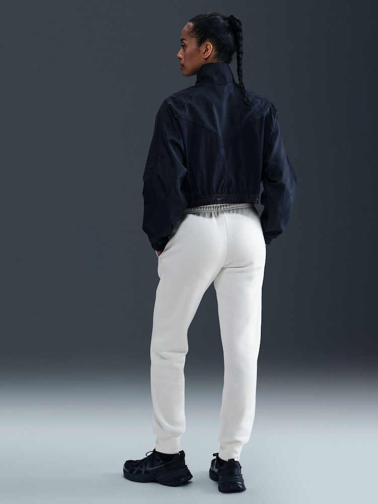 Natural - Pantalones deportivos de polar de tiro medio Phoenix de Nike - Imagen 2 de 5 Natural - Pantalones deportivos de polar de tiro medio Phoenix de Nike - Imagen 2 de 5