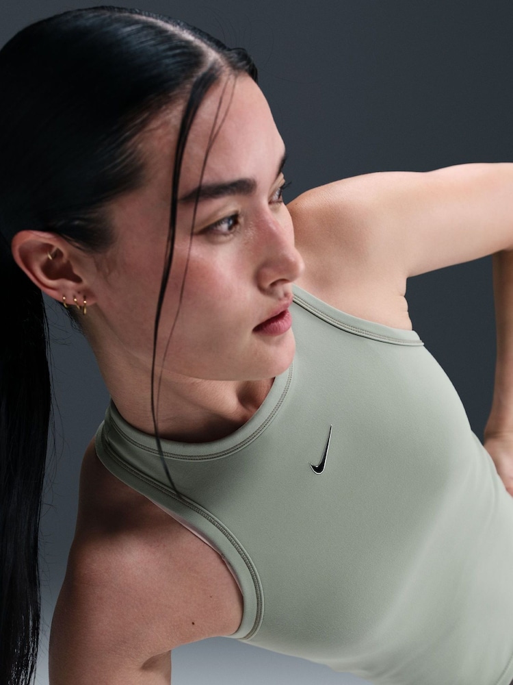 Top sin mangas ajustado One DriFIT de Nike - Imagen 5 de 5