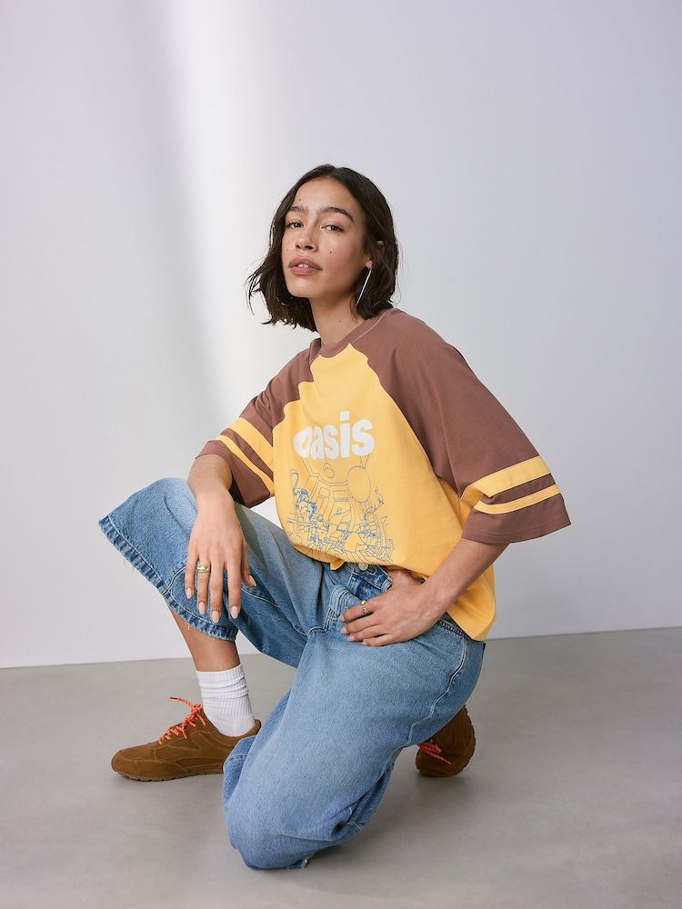 Amarillo/marrón - Camiseta gráfica oficial de Oasis con diseño de bloques de color y mangas raglán - Imagen 2 de 8 Amarillo/marrón - Camiseta gráfica oficial de Oasis con diseño de bloques de color y mangas raglán - Imagen 2 de 8