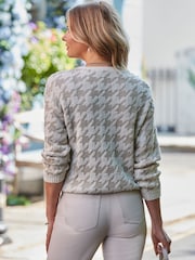 Sosandar Natural Dogtooth Print V-Neck Jumper - Image 5 of 5