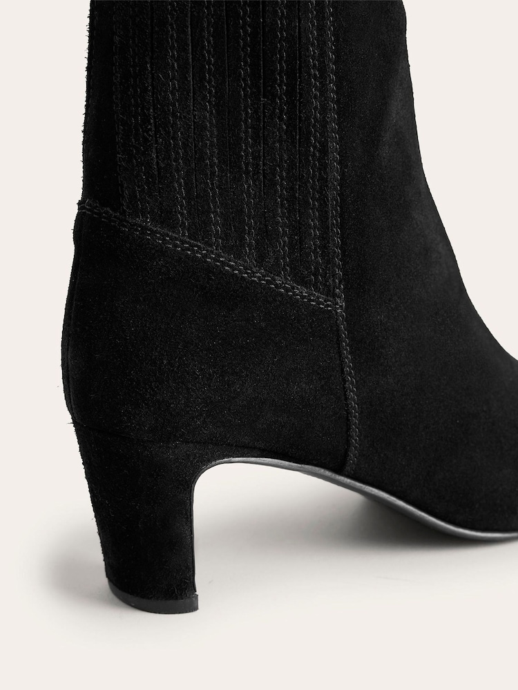 Schwarz - Boden Stiefeletten mit Absatz und dekorativer Fersenpartie - Bild 4 von 4 Schwarz - Boden Stiefeletten mit Absatz und dekorativer Fersenpartie - Bild 4 von 4
