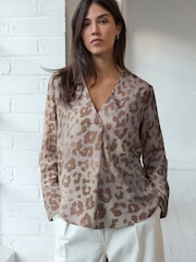 لون محايد طباعة شكل حيواني - Relaxed Fit Long Sleeve Overhead V-Neck Blouse - صورة 1 من 5