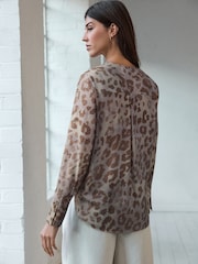 لون محايد طباعة شكل حيواني - Relaxed Fit Long Sleeve Overhead V-Neck Blouse - صورة 2 من 5