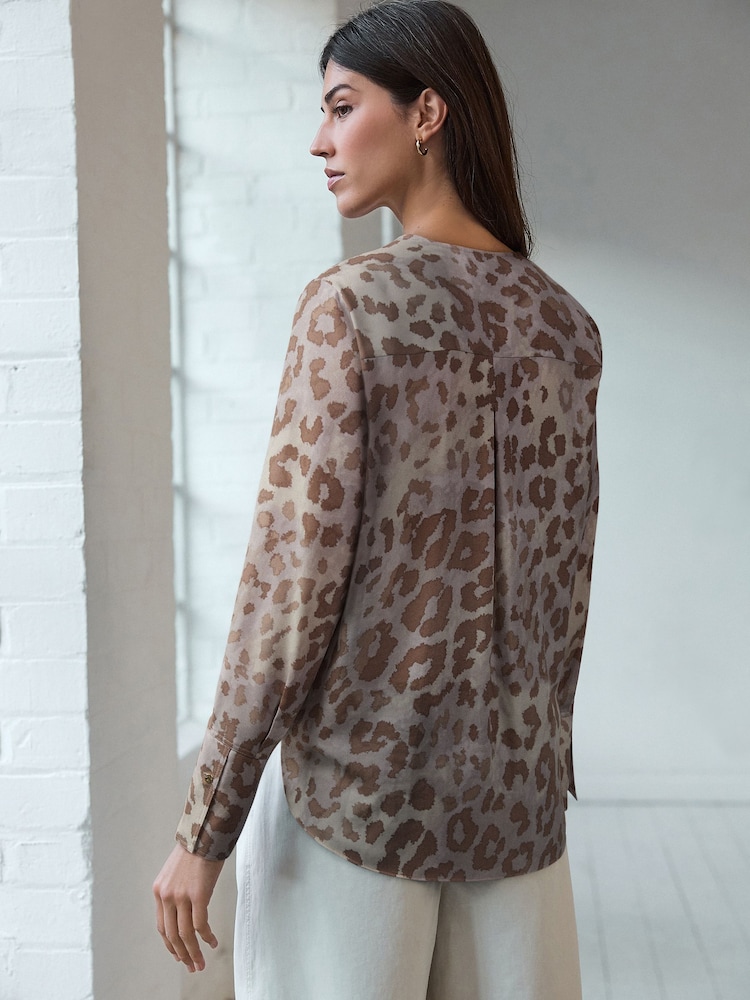 Neutral Animal-Print - Langärmelige Bluse im Relaxed-Fit mit V-Ausschnitt - Bild 2 von 5 Neutral Animal-Print - Langärmelige Bluse im Relaxed-Fit mit V-Ausschnitt - Bild 2 von 5