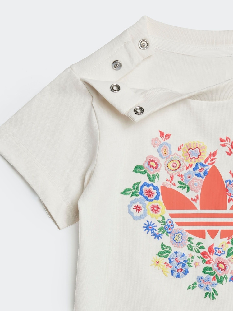 לבן - adidas originals בצבע כחול, סט של מכנסיים קצרים וחולצת טי בהדפס פרחוני בסגנון Liberty, דגם London - Image 5 of 7
