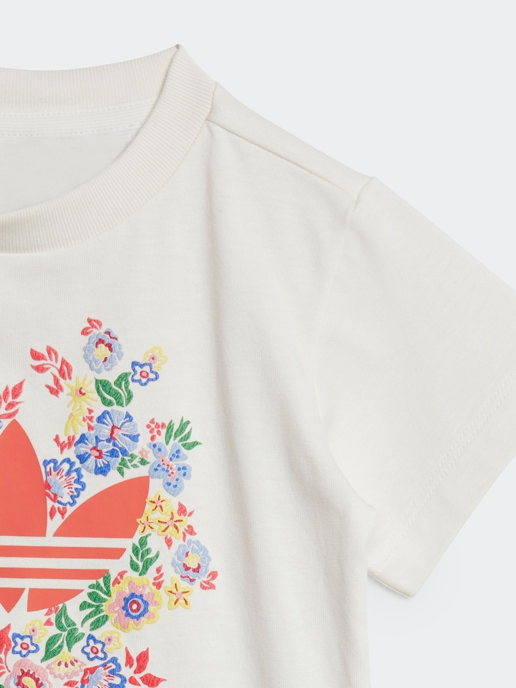 לבן - adidas originals בצבע כחול, סט של מכנסיים קצרים וחולצת טי בהדפס פרחוני בסגנון Liberty, דגם London - Image 6 of 7
