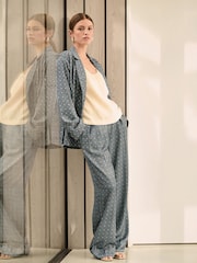 Blau - Hose mit weitem Beinschnitt und geometrischem Print - Image 4 of 8