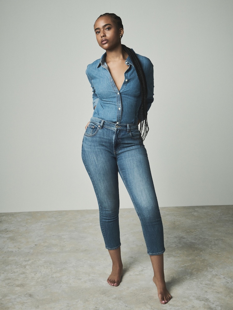 Mittelblau - Caprishorts in Cropped-Länge aus Denim-Material mit Sanduhren-Schnitt - Bild 1 von 7 Mittelblau - Caprishorts in Cropped-Länge aus Denim-Material mit Sanduhren-Schnitt - Bild 1 von 7