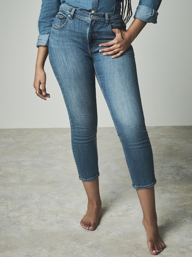 Mittelblau - Caprishorts in Cropped-Länge aus Denim-Material mit Sanduhren-Schnitt - Bild 2 von 7 Mittelblau - Caprishorts in Cropped-Länge aus Denim-Material mit Sanduhren-Schnitt - Bild 2 von 7