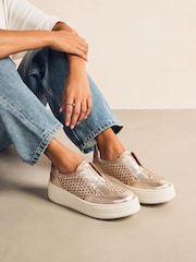ذهبي - حذاء رياضي جلد سهل اللبس بتصميم ضخم مرتفع بكعب عريض Signature من Forever Comfort® - صورة 2 من 8