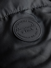 Abercrombie & Fitch V metalnih barvah Puffer jakna; suknjič - Slika 7 iz 9