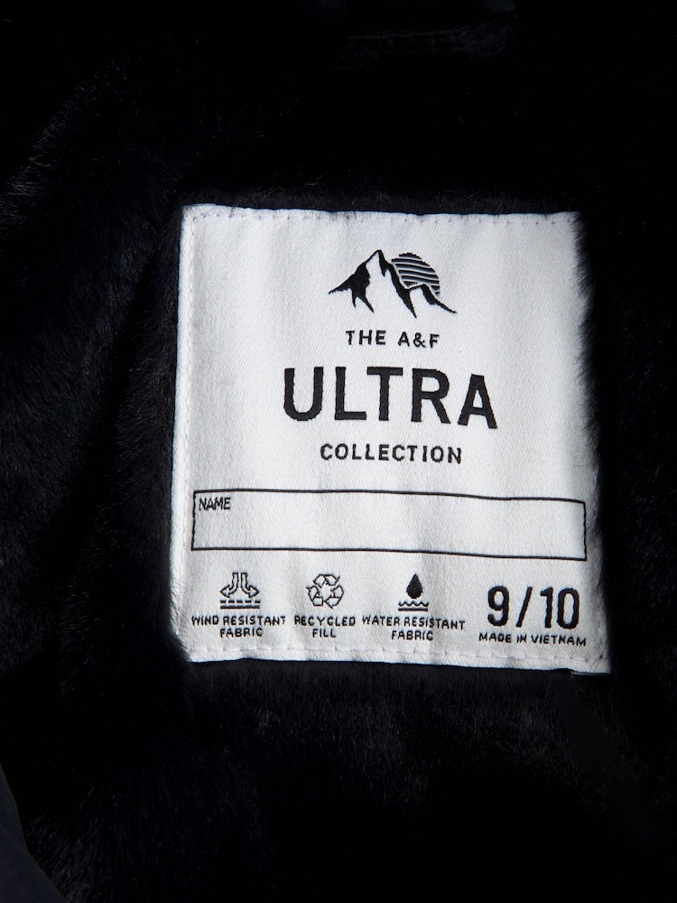 Abercrombie & Fitch V metalnih barvah Puffer jakna; suknjič - Slika 9 iz 9