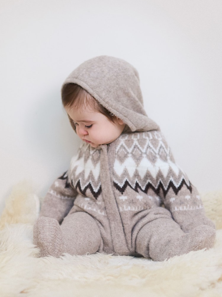 Natur - The Little Tailor Baby weich gestrickter, gefütterter Kinderwagenanzug mit Weihnachtsmotiv - Bild 1 von 2 Natur - The Little Tailor Baby weich gestrickter, gefütterter Kinderwagenanzug mit Weihnachtsmotiv - Bild 1 von 2