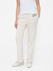 Cream - Taisni sporta bikses ar Gap logotipu - Attēls 1 no 5