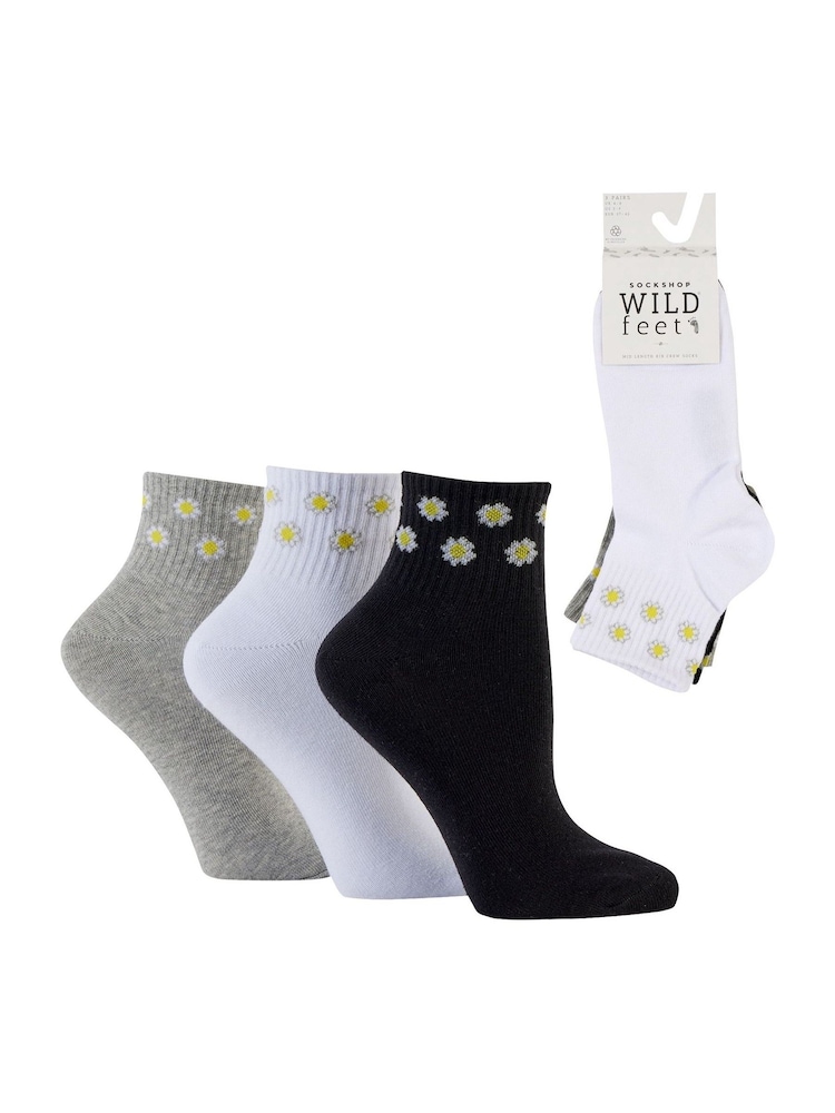 Wild Feet White Daisy Chain Sporty Quarter Length Crew Socks 3 pack - Image 10 of 10 Wild Feet White Daisy Chain Sporty Quarter Length Crew Socks 3 pack - Image 10 of 10
