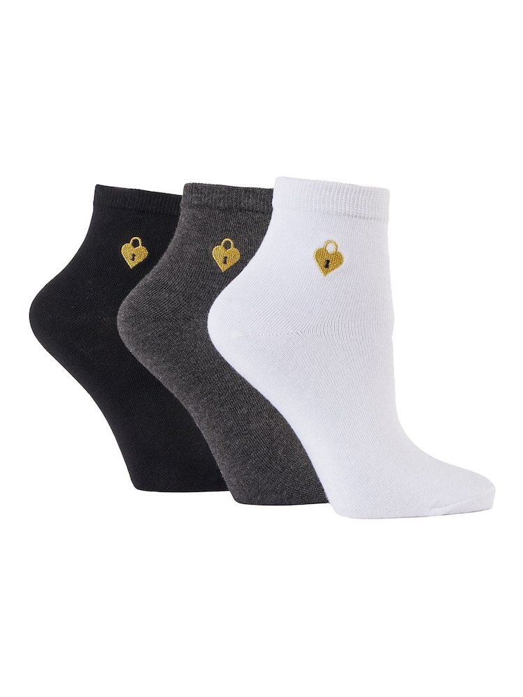 Schwarz - Wild Feet Padlock Embroidery Cropped Crew Socks 3 pack - Bild 1 von 7 Schwarz - Wild Feet Padlock Embroidery Cropped Crew Socks 3 pack - Bild 1 von 7