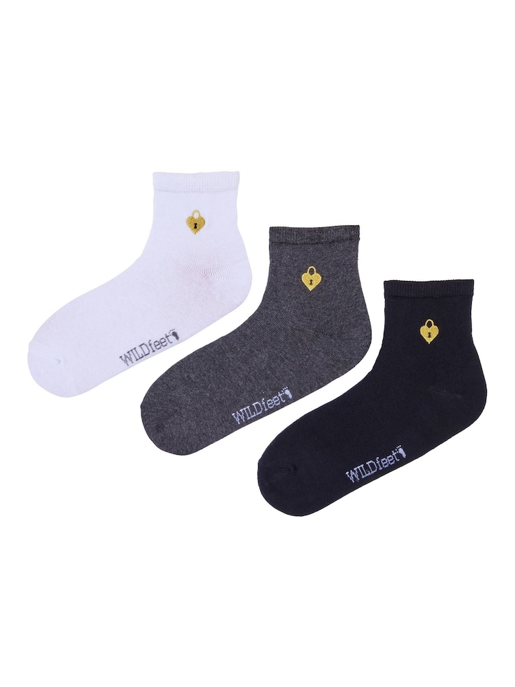 Schwarz - Wild Feet Padlock Embroidery Cropped Crew Socks 3 pack - Bild 2 von 7 Schwarz - Wild Feet Padlock Embroidery Cropped Crew Socks 3 pack - Bild 2 von 7