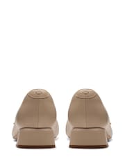 Naravni - Clarks Usnje Daiss 30 salonar - Slika 6 iz 7