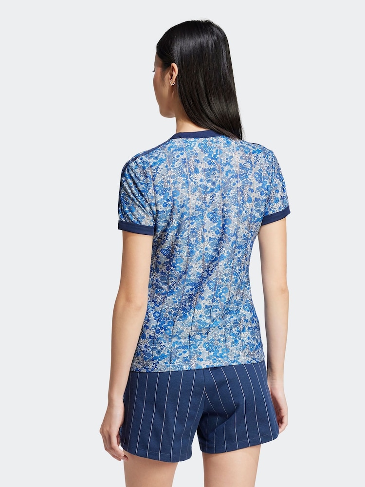 כחול  - adidas Originals חולצת טי עם הדפס Liberty, דגם Cali - תמונה 2 מתוך 6
