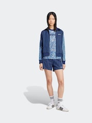 כחול  - adidas Originals חולצת טי עם הדפס Liberty, דגם Cali - תמונה 3 מתוך 6