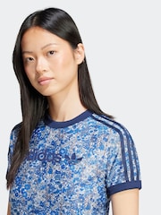 כחול  - adidas Originals חולצת טי עם הדפס Liberty, דגם Cali - תמונה 4 מתוך 6