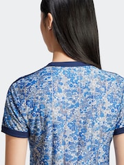 כחול  - adidas Originals חולצת טי עם הדפס Liberty, דגם Cali - תמונה 5 מתוך 6