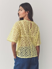 Amarillo - Boxy Floral Mesh Short Sleeve Top - Imagen 2 de 7