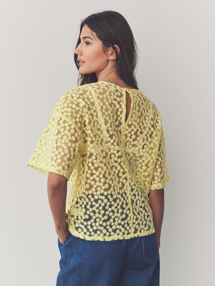 Amarillo - Boxy Floral Mesh Short Sleeve Top - Imagen 2 de 7