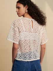 Blanco - Boxy Floral Mesh Short Sleeve Top - Imagen 4 de 8