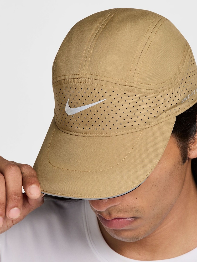 Beżowy w stylu spadochronowym - Nike Dri-FIT Fly Unstructured Reflective Cap - Image 4 of 6