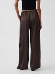 Braun - Gap Satin Easy Wide-Leg Trousers - Bild 2 von 5