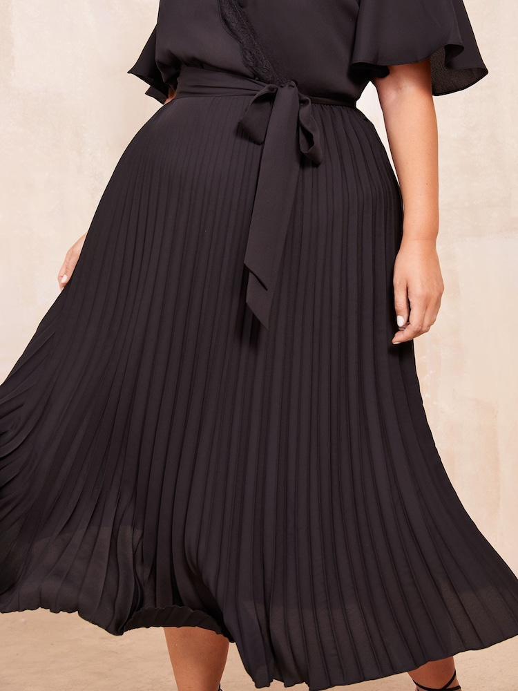 Friends Like These Black Curve Short Sleeve Pleated Midi Dress - Image 2 of 4