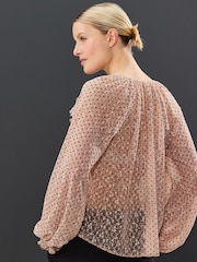 Rosa rubor - Blusa con volantes de malla flocada de lunares - Imagen 3 de 7