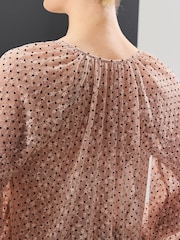 Rosa rubor - Blusa con volantes de malla flocada de lunares - Imagen 4 de 7