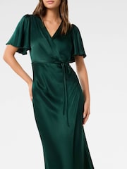 Grün - Forever New – Chelsea – Maxikleid aus Satin mit Flatterärmeln - Bild 3 von 4