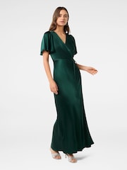 Grün - Forever New – Chelsea – Maxikleid aus Satin mit Flatterärmeln - Bild 4 von 4