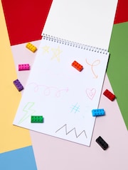 Rainbow Bricks A4 Scribble Pad and Crayons Set - Imagen 2 de 4